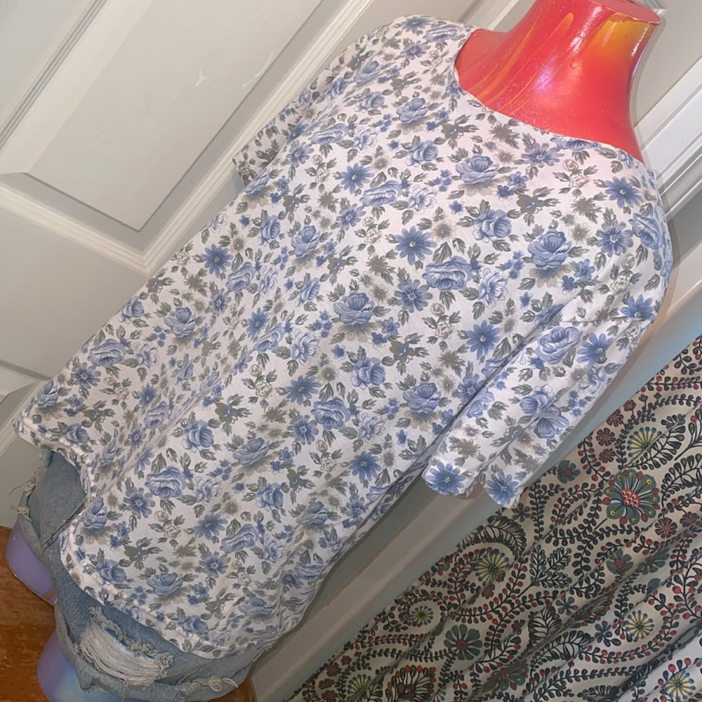 VINTAGE Floral Blue and White Women's Top - Picture 4 of 10